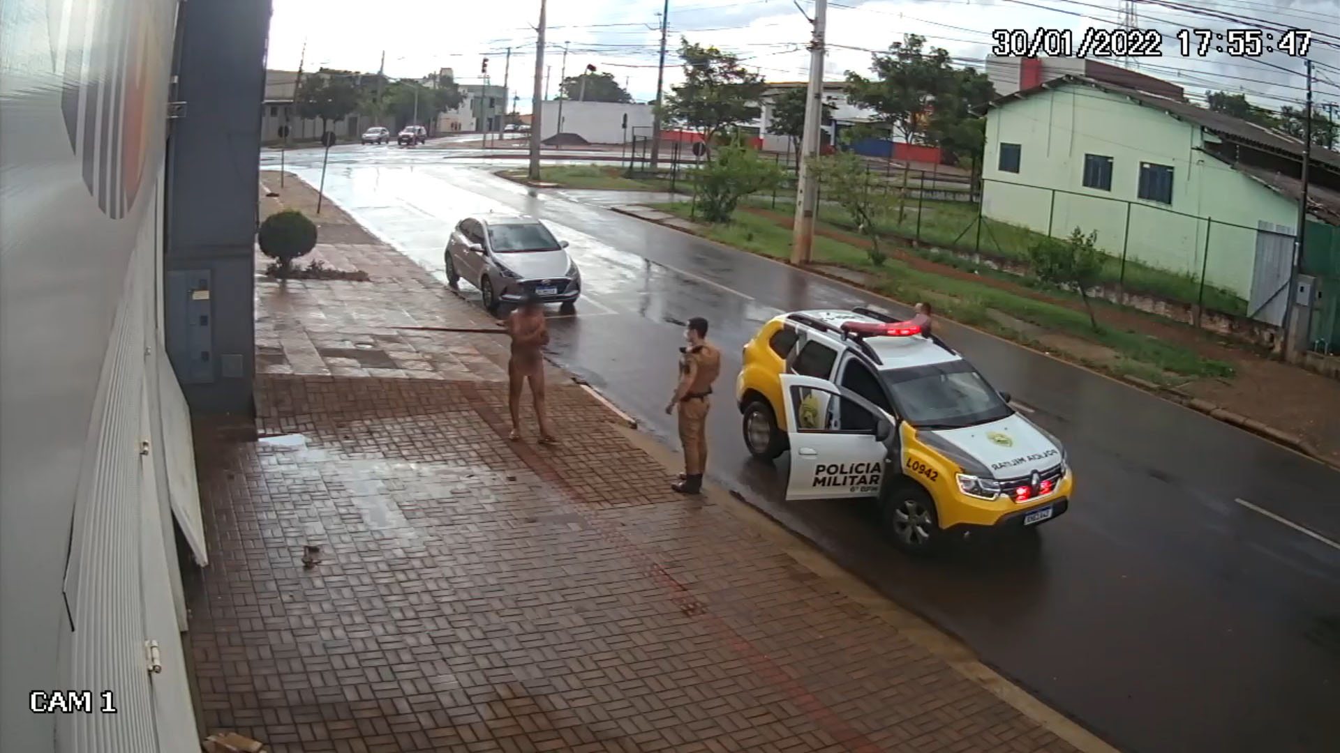 Imagem referente a Vídeo mostra PM abordando peladão em Cascavel
