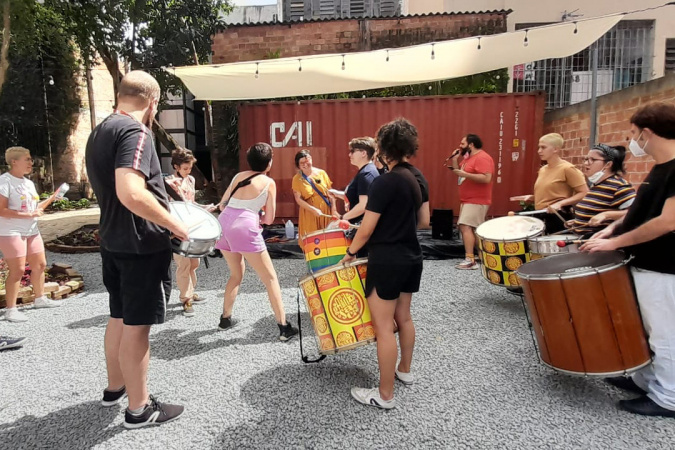 Performance homenageia emblemática travesti curitibana com cortejo carnavalesco - CGN
