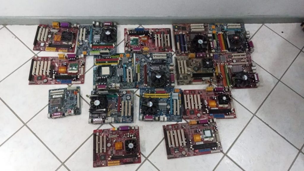 Polícia Civil fecha casa de jogos de azar e apreende 16 máquinas caça-níqueis em São José