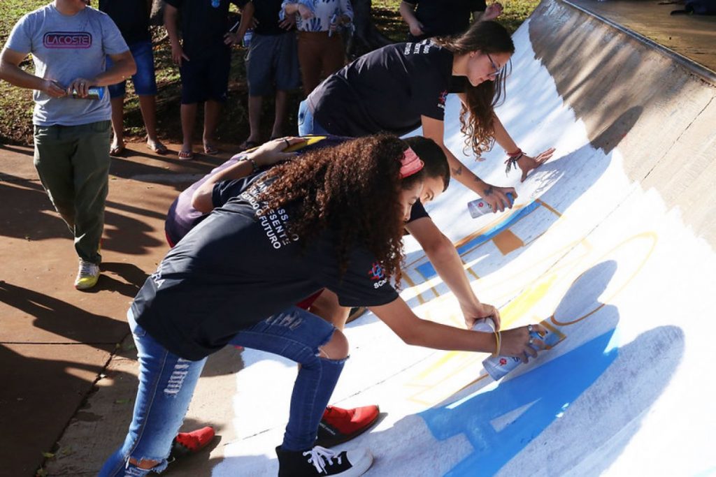 Oficina de grafite mostra a adolescentes os benefícios do cuidado com os espaços públicos