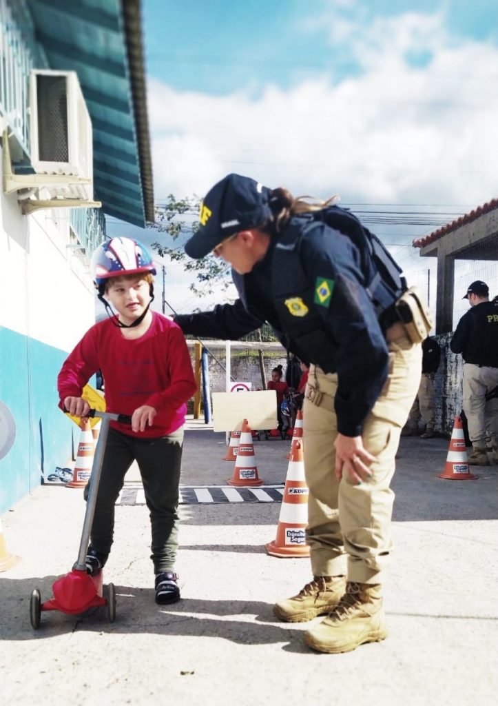 Maio Amarelo: ação educativa leva orientações de trânsito para alunos de escola em Palhoça
