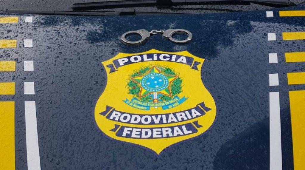 PRF detém motorista em Paudalho com Kombi roubada no Recife
