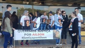 Audiência de Ailson Augusto Ortiz: familiares fazem manifestação em frente ao Fórum de Cascavel