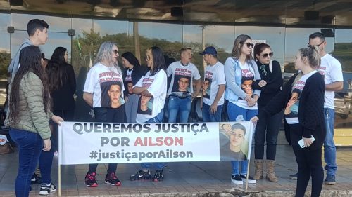 Imagem referente a Audiência de Ailson Augusto Ortiz: familiares fazem manifestação em frente ao Fórum de Cascavel