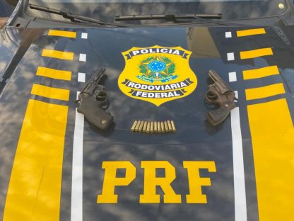 Imagem referente a PRF recupera na BR 316 veículo roubado e prende três homens acusados do crime de Porte Ilegal de Arma de Fogo e Munições
