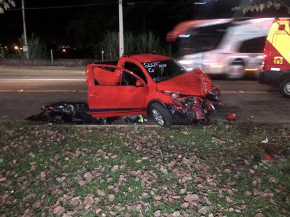 Homem morre ao colidir veículo contra árvore na Av. Tancredo Neves