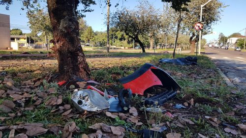 Acidente com morte na Tancredo Neves: Peças de carro ficaram espalhadas pelo gramado