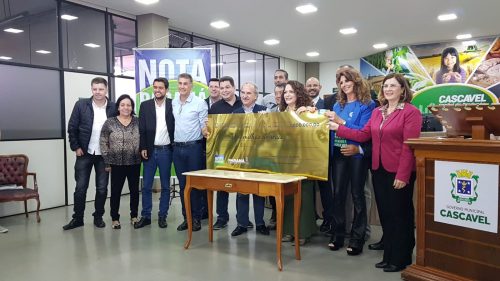 Cascavelense recebe cheque simbólico de R$ 1 milhão do Nota Paraná