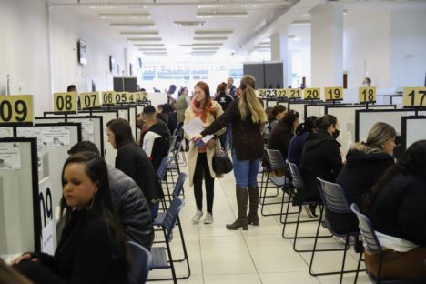 Mutirão de emprego em Curitiba encaminha 387 pessoas para vagas de telemarketing Mutirão de emprego em Curitiba encaminha 387 pessoas para vagas de telemarketing