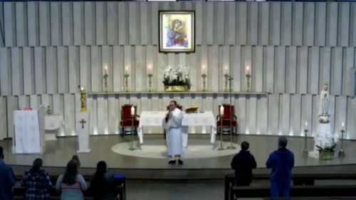 Vídeo viraliza após pássaro apagar o Círio Pascal durante missa no Santuário Nossa Senhora do Perpétuo Socorro, em Curitiba