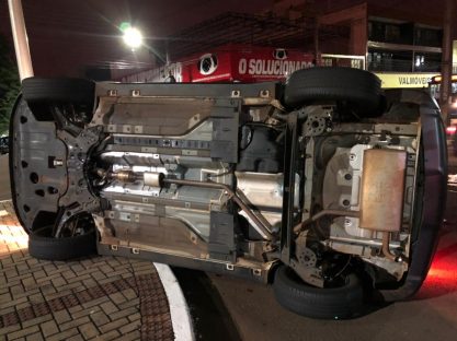 Forte colisão de trânsito na Av. Brasil deixa veículo tombado; condutor fugiu do local