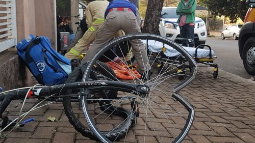 Depois de colidir bicicleta, homem é arremessado contra poste, bate a cabeça e sofre sérios ferimentos