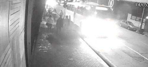 Inacreditável: Vídeo mostra momento em que jovem é empurrado da calçada e acaba atingido por ônibus na Rua Paraná