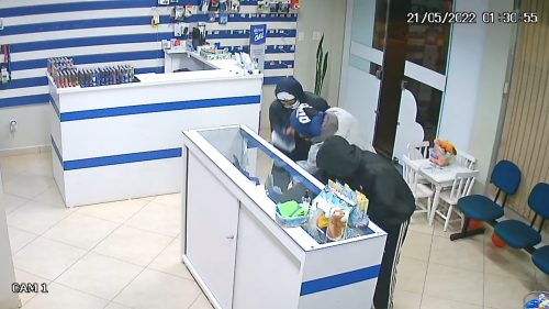 Imagem referente a Vídeo mostra ação de criminosos durante arrombamento e furto à empresa de celulares