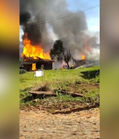 Imagens mostram momento em que casas são consumidas por incêndio em Rio do Salto