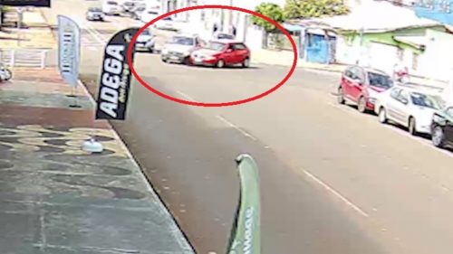 Imagem referente a Colisão entre carros na Rua São Paulo é flagrada por câmera de segurança