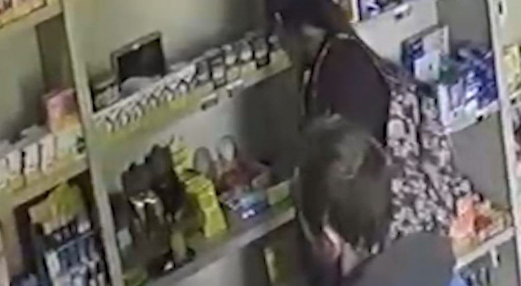 Vídeo: Com o preço da maconha em alta, maconheiro furta dichavador e seda em loja no Universitário