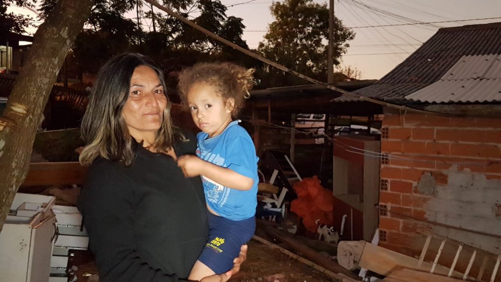 Depois de ser expulsa de residência em área de preservação, criança questiona: “Vó, onde vamos morar?” Depois de ser expulsa de residência em área de preservação, criança questiona: “Vó, onde vamos morar?”