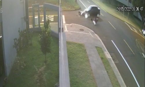 Vídeo mostra motorista de carro fugindo após forte colisão com moto