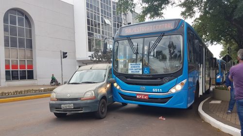 Imagem referente a Utilitário e ônibus se envolvem em colisão na Avenida Brasil