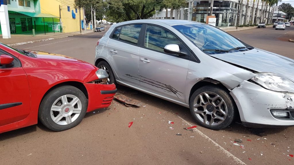 Colisão de trânsito deixa carros danificados e via interditada em Cascavel