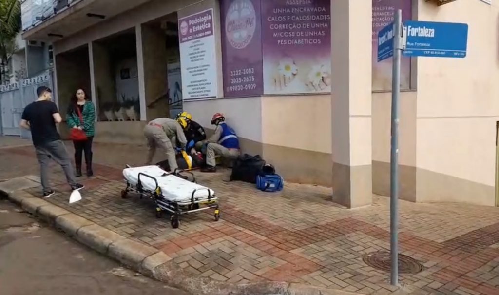 Mulher fica ferida em colisão entre carro e moto no Centro de Cascavel