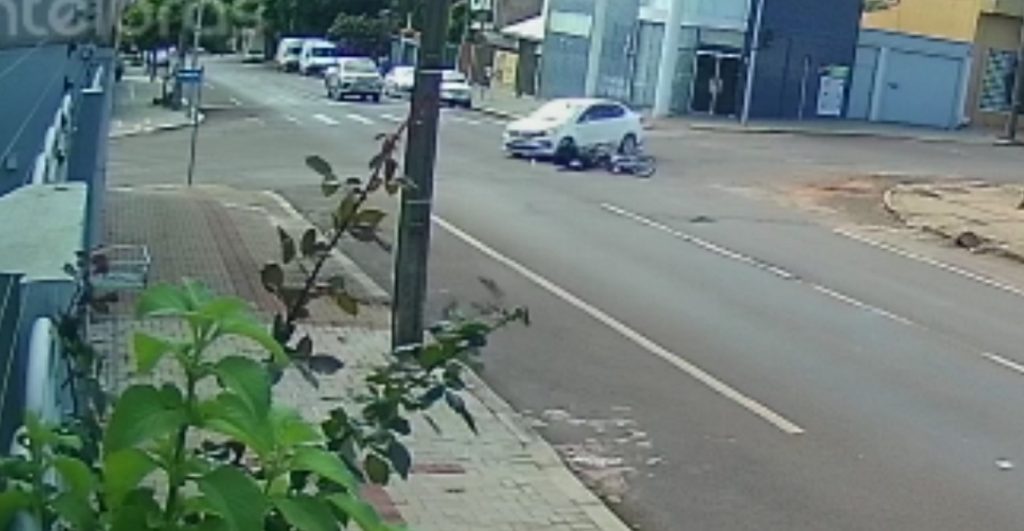 Vídeo: veja a colisão entre carro e moto que deixou mulher ferida no Centro de Cascavel