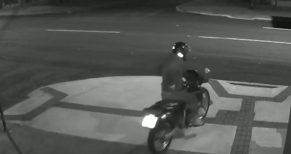 Veja o momento que ladrão furta moto Honda Tornado no Alto Alegre