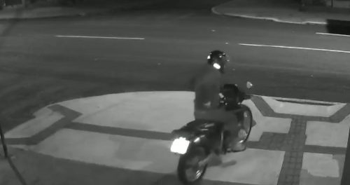 Imagem referente a Veja o momento que ladrão furta moto Honda Tornado no Alto Alegre