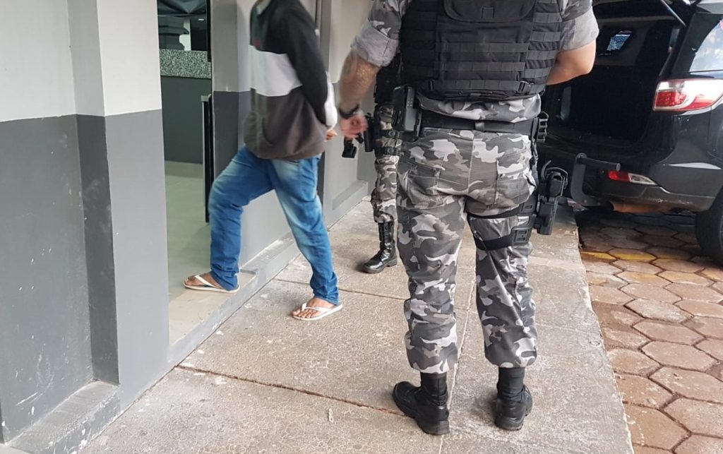 Dupla é detida com armas, drogas e munição em Cascavel