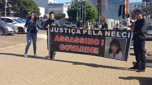Imagem referente a Familiares e amigos de Nelci Terezinha realizam protesto no Calçadão