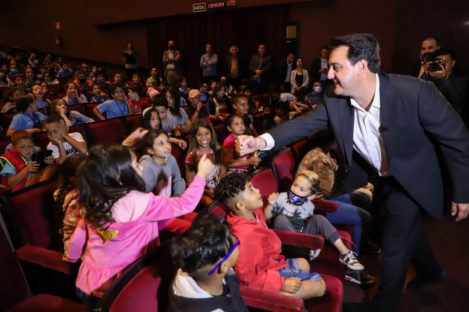 Governador lança projeto que vai levar apresentações teatrais a 100 mil crianças de escolas públicas