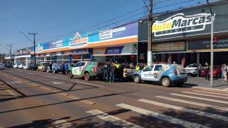 Manifestação de lojistas de carro gera confusão na Avenida Brasil, no São Cristóvão