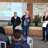 Em encontro sobre fruticultura na Lapa, Governo entrega maquinário para estradas rurais