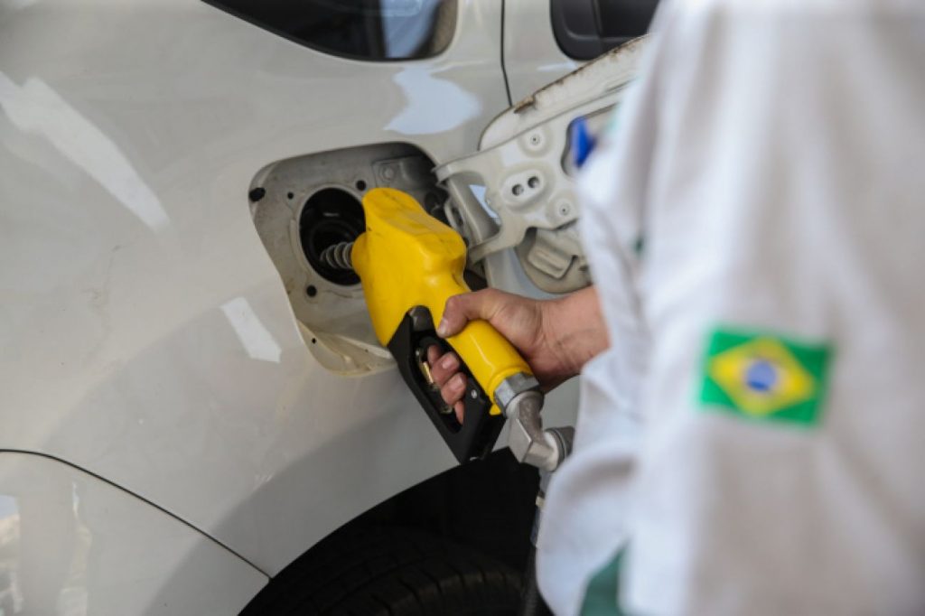 Valor do litro do combustível deve baixar R$ 0,50 no Paraná