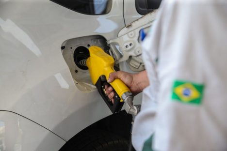 Valor do litro do combustível deve baixar R$ 0,50 no Paraná