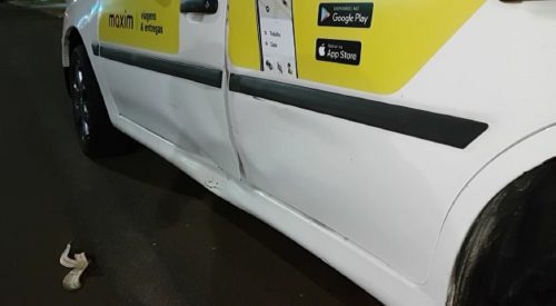 Carro desengatado atinge outro estacionado em posto de combustíveis