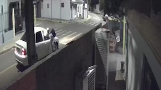 Tragédia em Toledo: Vídeo mostra momento em que PM aborda jovem de forma aleatória na rua e o executa com um tiro