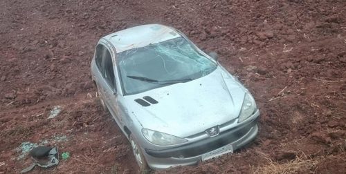 Imagem referente a Veículo com placa de Cascavel capota em estrada rural entre Terra Roxa e Guaíra