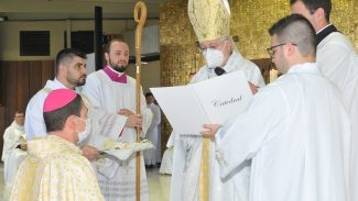 Dom Adelar Baruffi recebe do Núncio Apostólico Pálio Arquiepiscopal