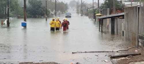 Imagem referente a Alerta Vermelho! Ciclone extratropical provoca alagamentos, destelhamentos e quedas de barreiras em Santa Catarina