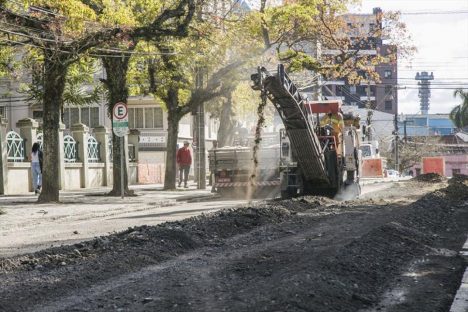 Curitiba – Depois das calçadas, Rua Kellers recebe asfalto novo