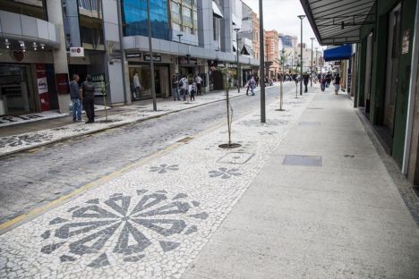 Curitiba – Especial: Curitiba prioriza o pedestre e a mobilidade limpa