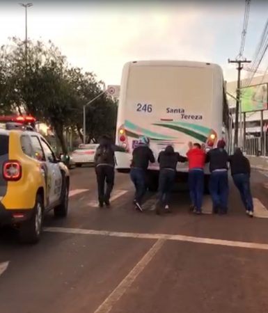 Populares ajudam a empurrar ônibus na Tancredo Neves após falha mecânica