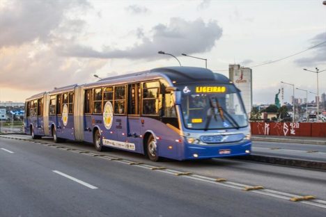 Imagem referente a Curitiba – Inovação curitibana que ganhou o mundo, ônibus biarticulado completa 30 anos