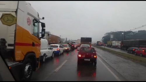 Imagem referente a Trânsito extremamente lento: Chuva e finalização do Trevo Cataratas exigem paciência dos motoristas