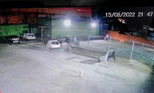 Ladrões rendem aluna em pista de autoescola e roubam motocicleta; Veja o vídeo