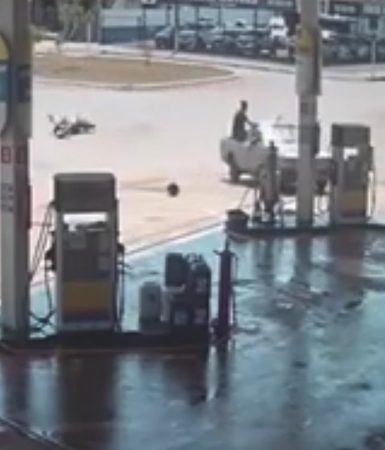 Vídeo mostra motociclista caindo sentado em caçamba de Pampa durante acidente