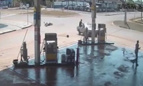 Vídeo mostra motociclista caindo sentado em caçamba de Pampa durante acidente