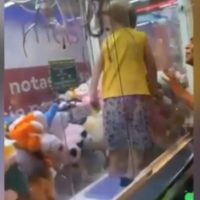 Vídeo: menino fica preso em máquina de ursos de pelúcia